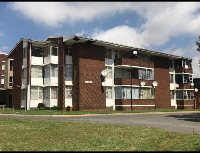 2 BEDROOM APARTMENT FOR SALE IN FLORIDA LAKE